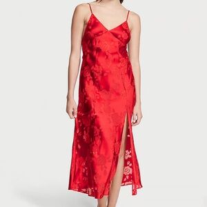 NWT VICTORIA'S SECRET
VS Archives Burnout Satin Slip